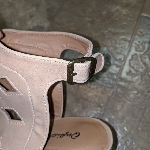 QUPID HEEL STRAP SANDALS Tan Size 8 - Picture 5 of 10